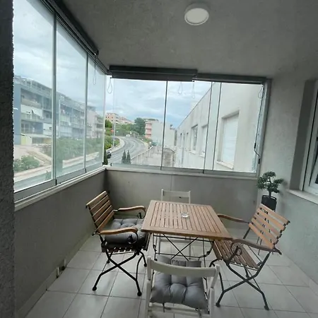 Naomi Znjan Σπλιτ